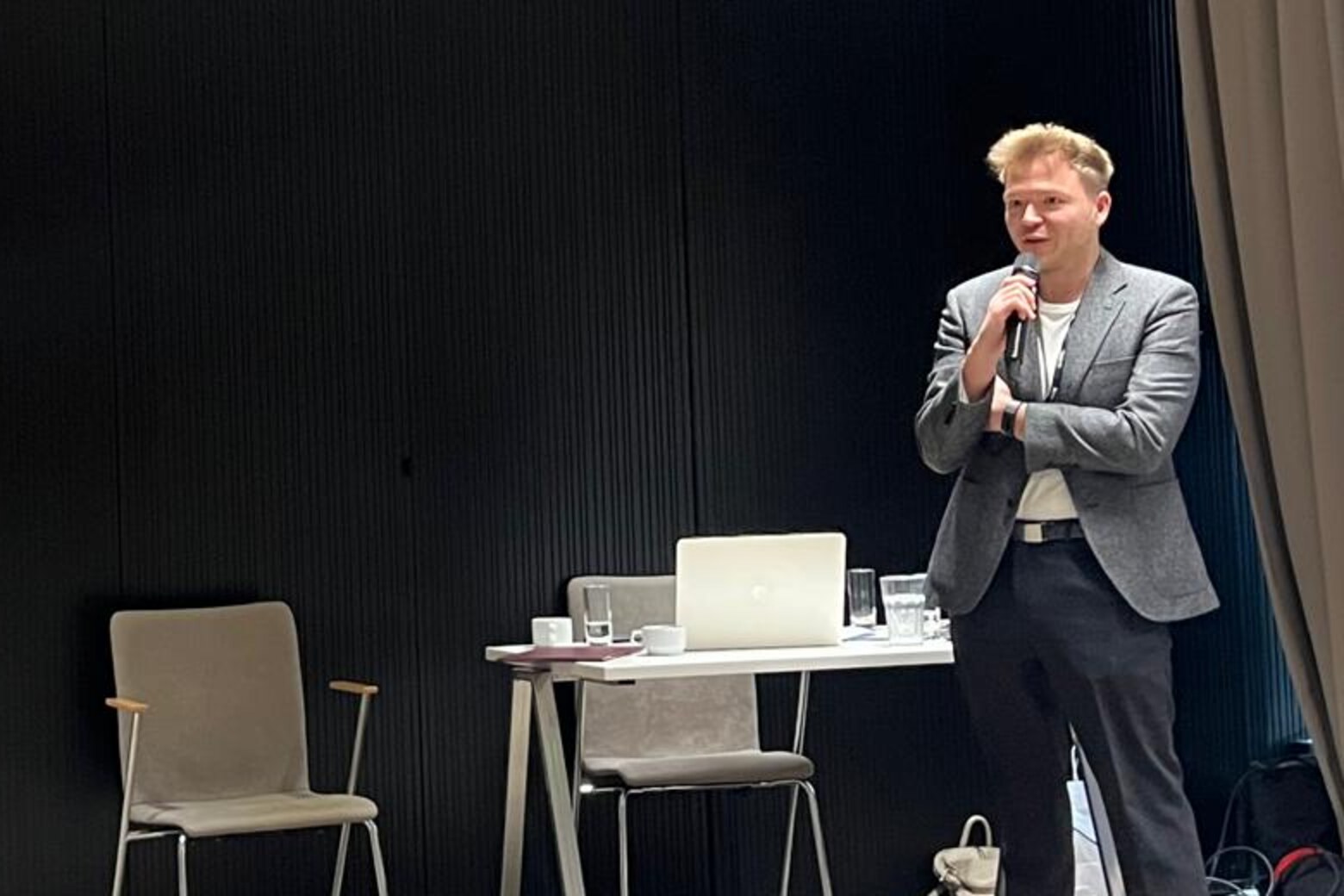 Mateusz Wyganowski prowadzi szkolenie z praktycznego wykorzystania AI