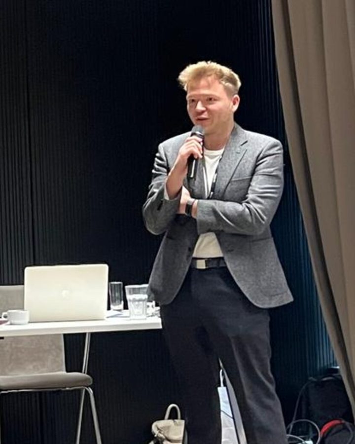 Mateusz Wyganowski z mikrofonem na scenie